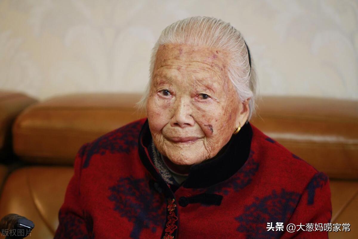彌留之際！婆婆留下遺言「堅決不跟公公合葬」　老公極力反對「我卻支持」她才安心走了