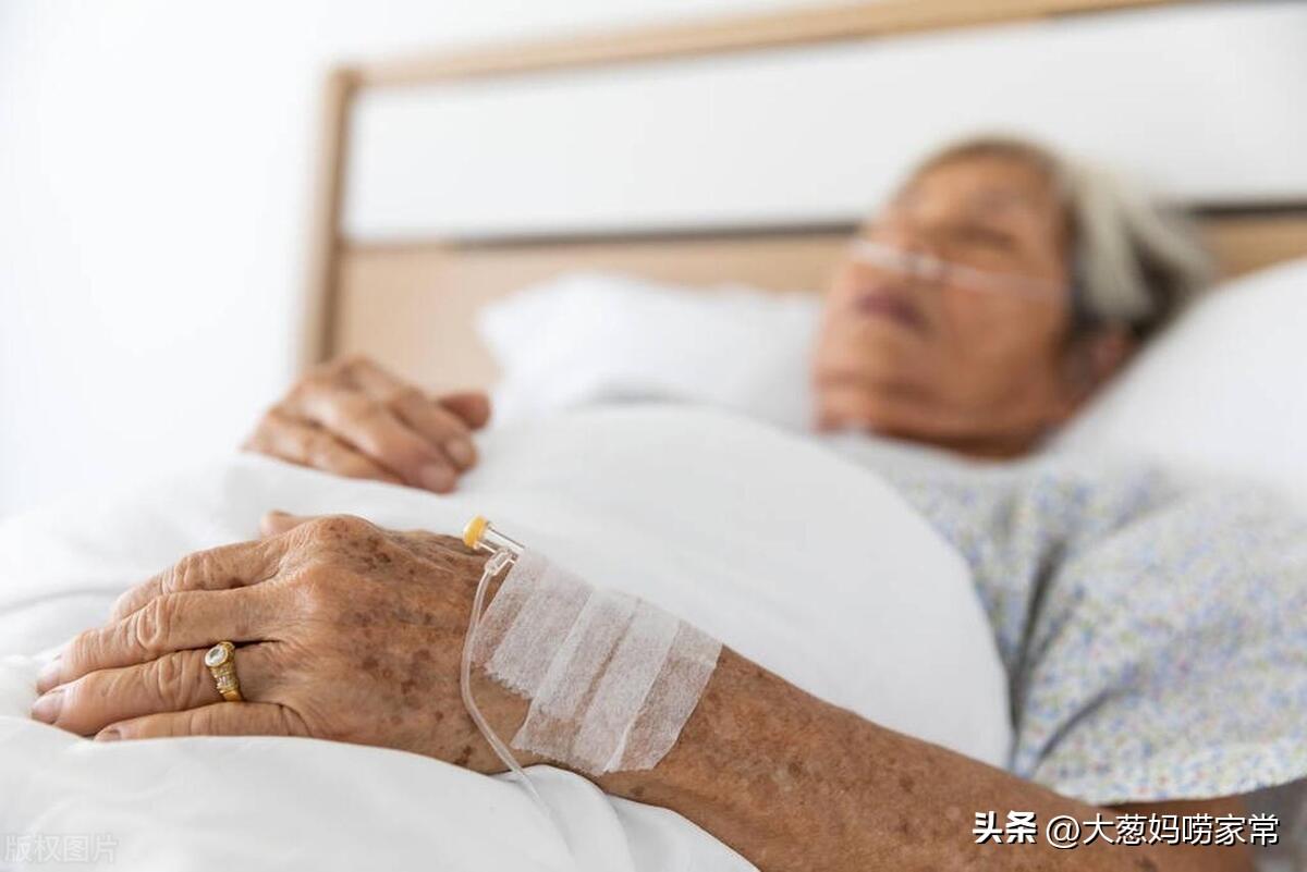 彌留之際！婆婆留下遺言「堅決不跟公公合葬」　老公極力反對「我卻支持」她才安心走了