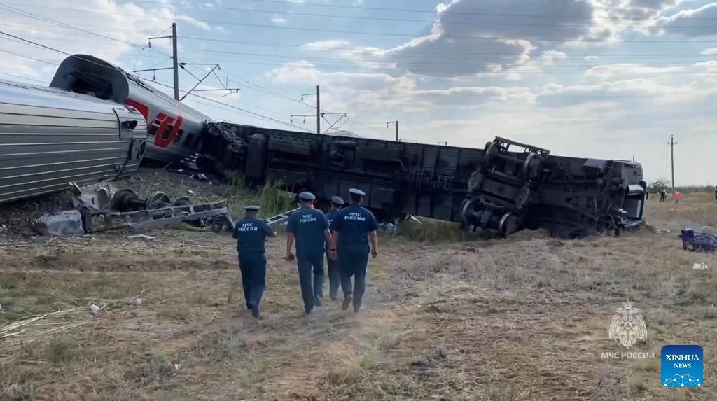 貨車闖進鐵軌！火車直接撞上「8車廂出軌翻覆」　釀至少2死「恐怖死傷人數曝光」