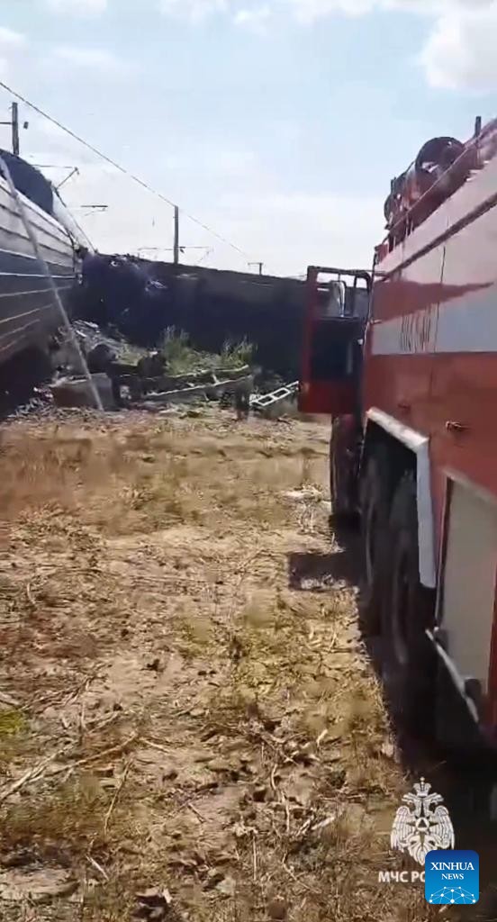 貨車闖進鐵軌！火車直接撞上「8車廂出軌翻覆」　釀至少2死「恐怖死傷人數曝光」