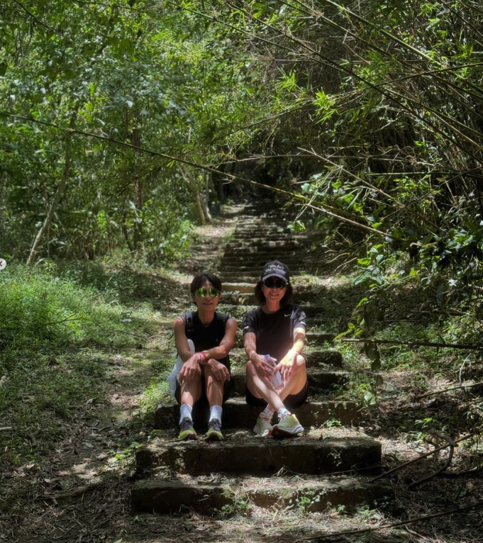 大咖女星素顏爬山！樂當山友「網友眼尖揪出亮點」嗨喊：在台灣　秀出「超台搭配」直呼太明顯