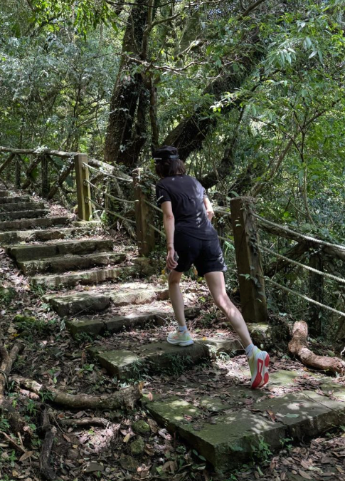大咖女星素顏爬山！樂當山友「網友眼尖揪出亮點」嗨喊：在台灣　秀出「超台搭配」直呼太明顯