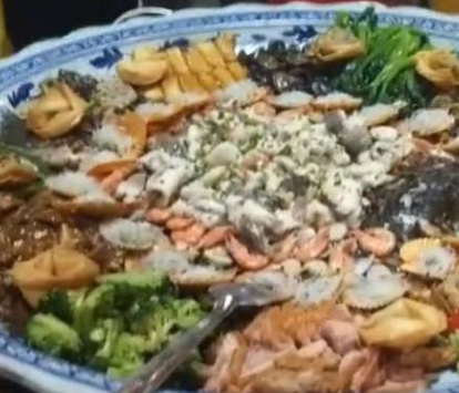 老闆請吃飯！「10人只點1道菜」被嫌太摳門　服務員端菜上桌「一掀鍋」全體傻住