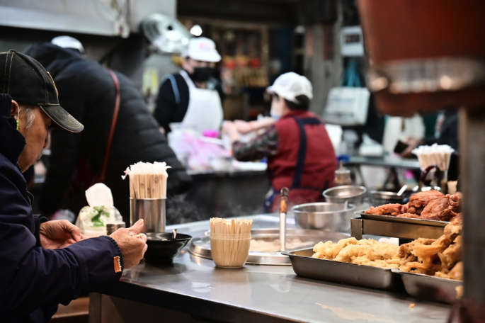 暖心老闆見小姊妹只買一顆肉圓 默默加料舉動感動全網 網友喊：用新台幣下架他