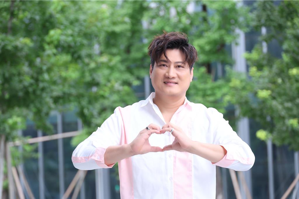 翻車滾3圈！49歲台語歌手「整輛車燒光全毀」　愛妻聞訊哭暈...