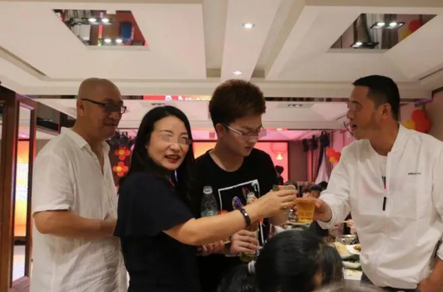 大姑是單親媽！她兒子考上清大「開心在飯店設宴」　我自己赴宴「散場被要求買單」婆婆：你們賺比較多