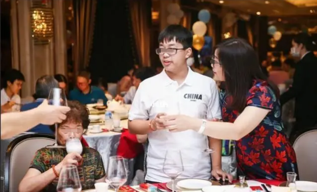 大姑是單親媽！她兒子考上清大「開心在飯店設宴」　我自己赴宴「散場被要求買單」婆婆：你們賺比較多