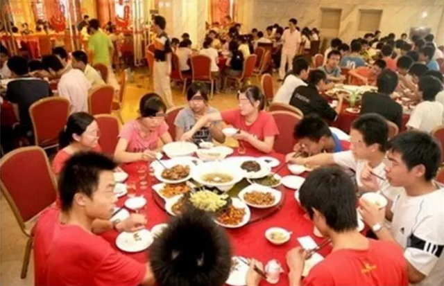 大姑是單親媽！她兒子考上清大「開心在飯店設宴」　我自己赴宴「散場被要求買單」婆婆：你們賺比較多