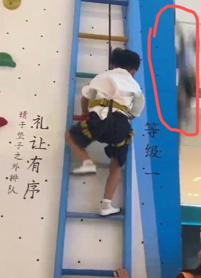 購物中心突然巨響！母親目睹「6歲女兒倒地」留大灘血　送醫搶救不治