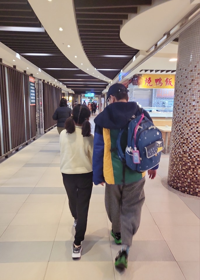 驚傳深夜送醫！70歲鄭進一「悲喊要死了」畫面曝光　傷勢「頭上貼繃帶」經紀人緊急回應