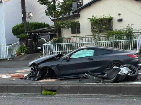 開BMW狂飆自撞！對向小貨車「當場被削頂」57歲駕駛身亡　肇事者「23歲長髮男」身分曝光