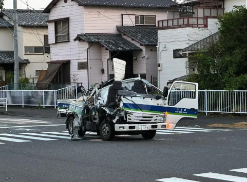 開BMW狂飆自撞！對向小貨車「當場被削頂」57歲駕駛身亡　肇事者「23歲長髮男」身分曝光