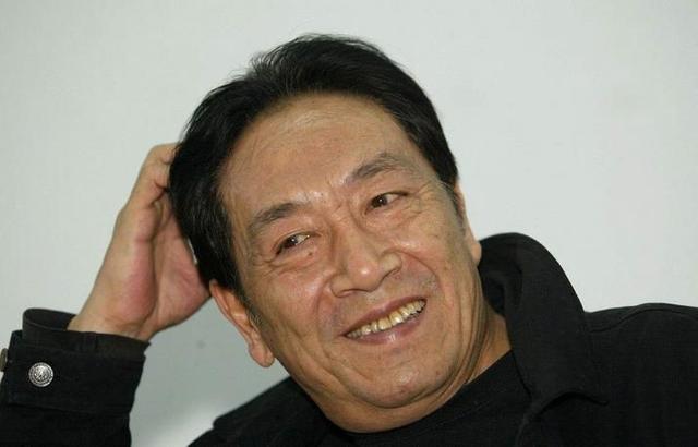螢幕上是大反派！知名老戲骨「娶小37歲嬌妻」被唱衰　「71歲老來得女」樂打拼養家