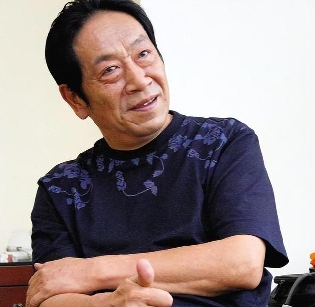 螢幕上是大反派！知名老戲骨「娶小37歲嬌妻」被唱衰　「71歲老來得女」樂打拼養家