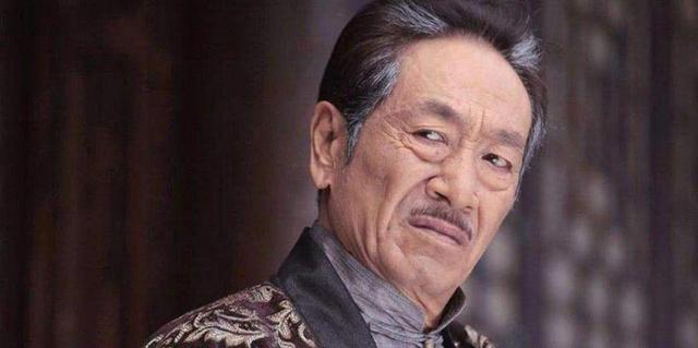 螢幕上是大反派！知名老戲骨「娶小37歲嬌妻」被唱衰　「71歲老來得女」樂打拼養家