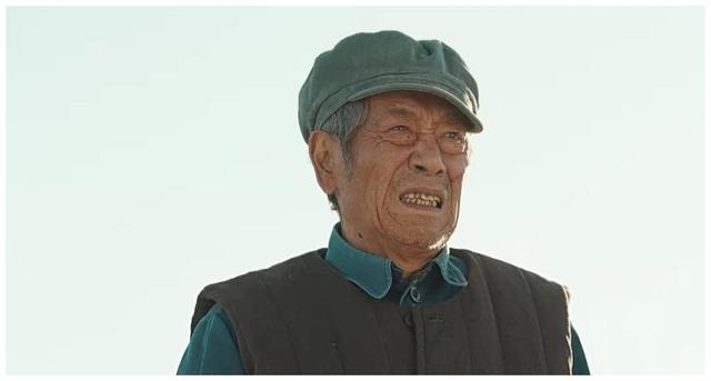 螢幕上是大反派！知名老戲骨「娶小37歲嬌妻」被唱衰　「71歲老來得女」樂打拼養家