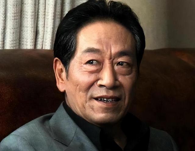 螢幕上是大反派！知名老戲骨「娶小37歲嬌妻」被唱衰　「71歲老來得女」樂打拼養家
