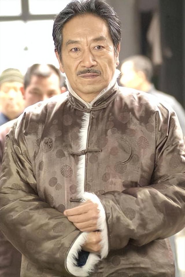 螢幕上是大反派！知名老戲骨「娶小37歲嬌妻」被唱衰　「71歲老來得女」樂打拼養家