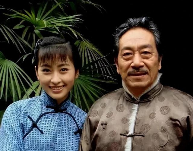 螢幕上是大反派！知名老戲骨「娶小37歲嬌妻」被唱衰　「71歲老來得女」樂打拼養家