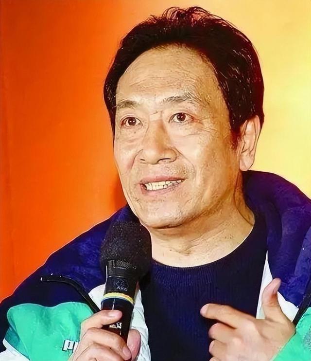 螢幕上是大反派！知名老戲骨「娶小37歲嬌妻」被唱衰　「71歲老來得女」樂打拼養家