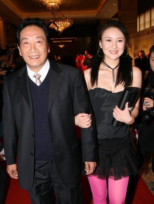 螢幕上是大反派！知名老戲骨「娶小37歲嬌妻」被唱衰　「71歲老來得女」樂打拼養家