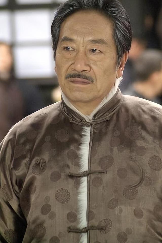 螢幕上是大反派！知名老戲骨「娶小37歲嬌妻」被唱衰　「71歲老來得女」樂打拼養家