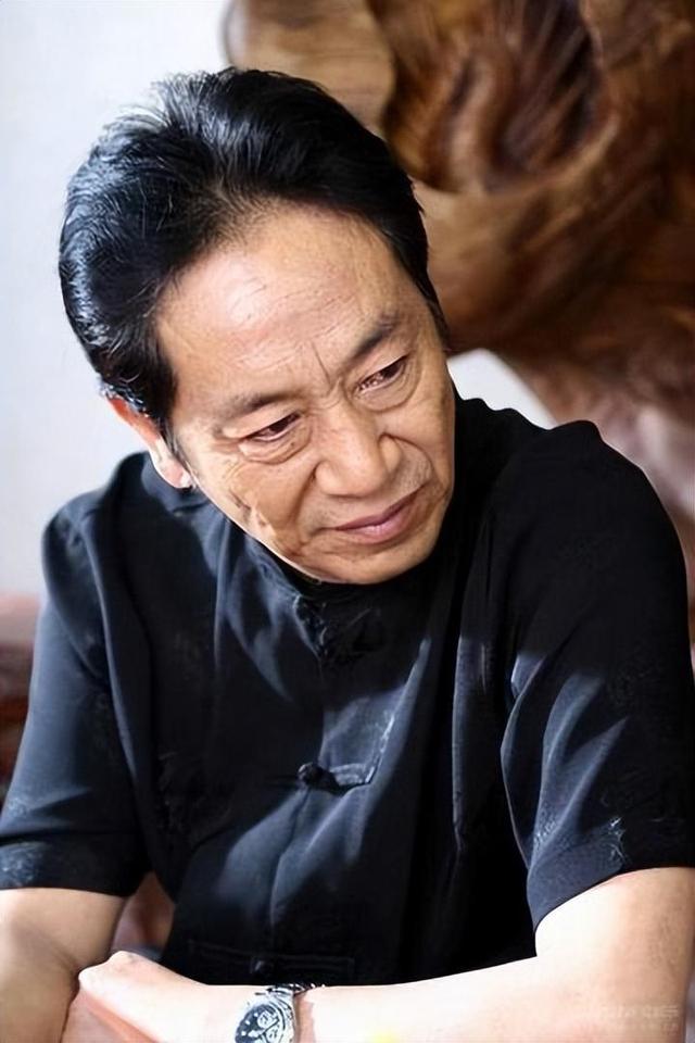 螢幕上是大反派！知名老戲骨「娶小37歲嬌妻」被唱衰　「71歲老來得女」樂打拼養家