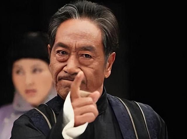 螢幕上是大反派！知名老戲骨「娶小37歲嬌妻」被唱衰　「71歲老來得女」樂打拼養家