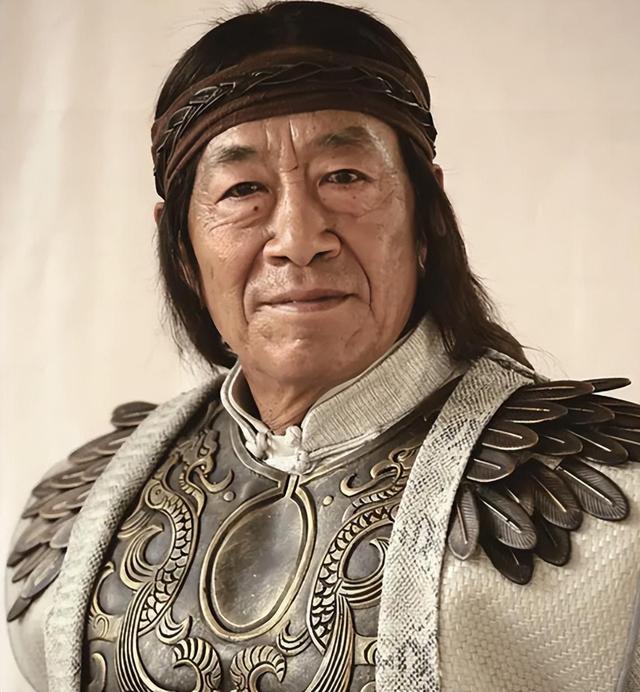 螢幕上是大反派！知名老戲骨「娶小37歲嬌妻」被唱衰　「71歲老來得女」樂打拼養家
