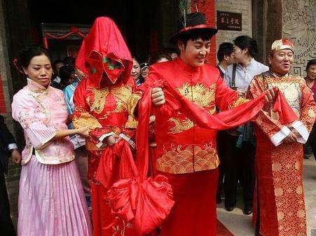 才新婚三個月！老婆夜裡總「站窗邊往外看」，我起疑也去看，看完後我趕緊報警