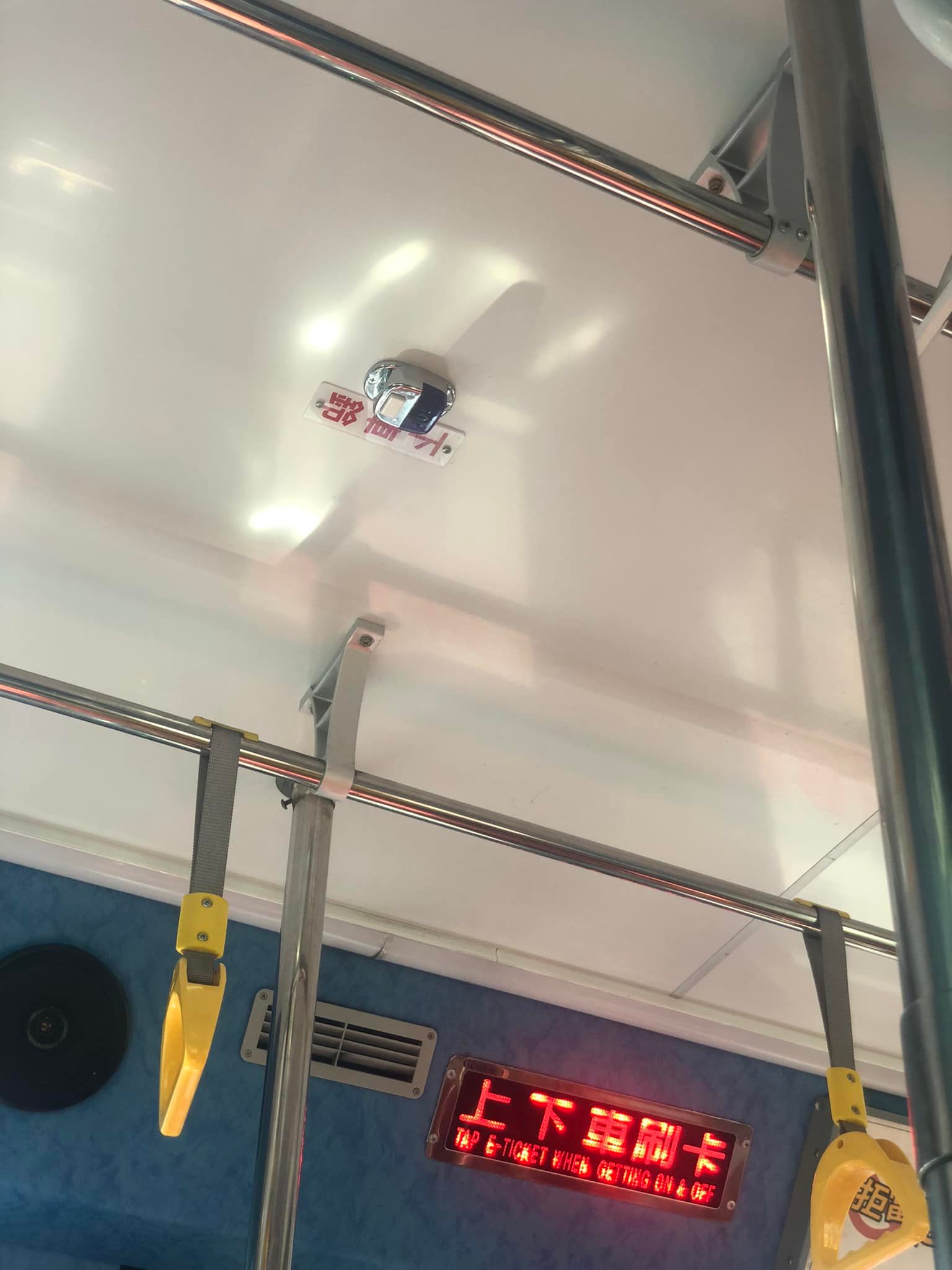 天花板上的秘密！公車下車鈴「高不可攀」引熱議　內行人揭「擁擠時的超實用設計」
