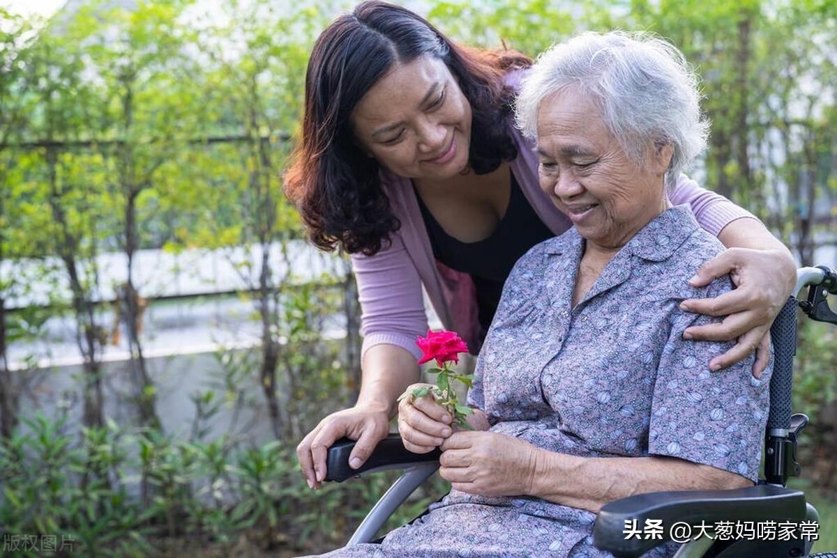 癱瘓奶奶剛去世!父親「就跟母親提離婚」 老公「帶著母親做1件事」重拾自信美麗