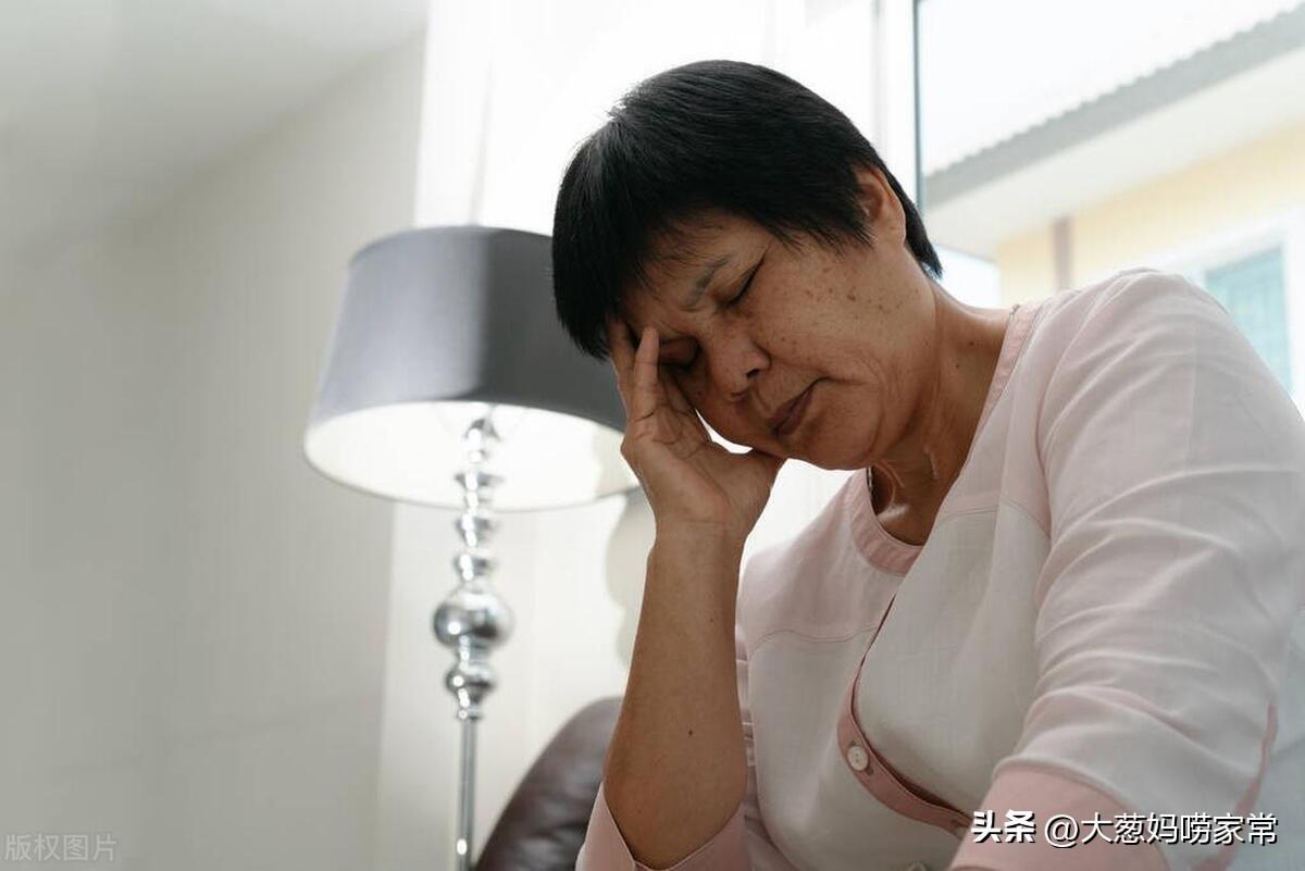 癱瘓奶奶剛去世!父親「就跟母親提離婚」 老公「帶著母親做1件事」重拾自信美麗