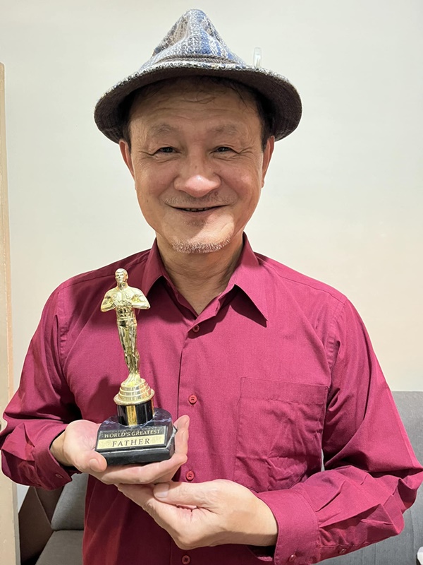 當單親爸25年！金馬男星「獲頒奧斯卡獎盃」　放大一看「真相超暖」：她們送的