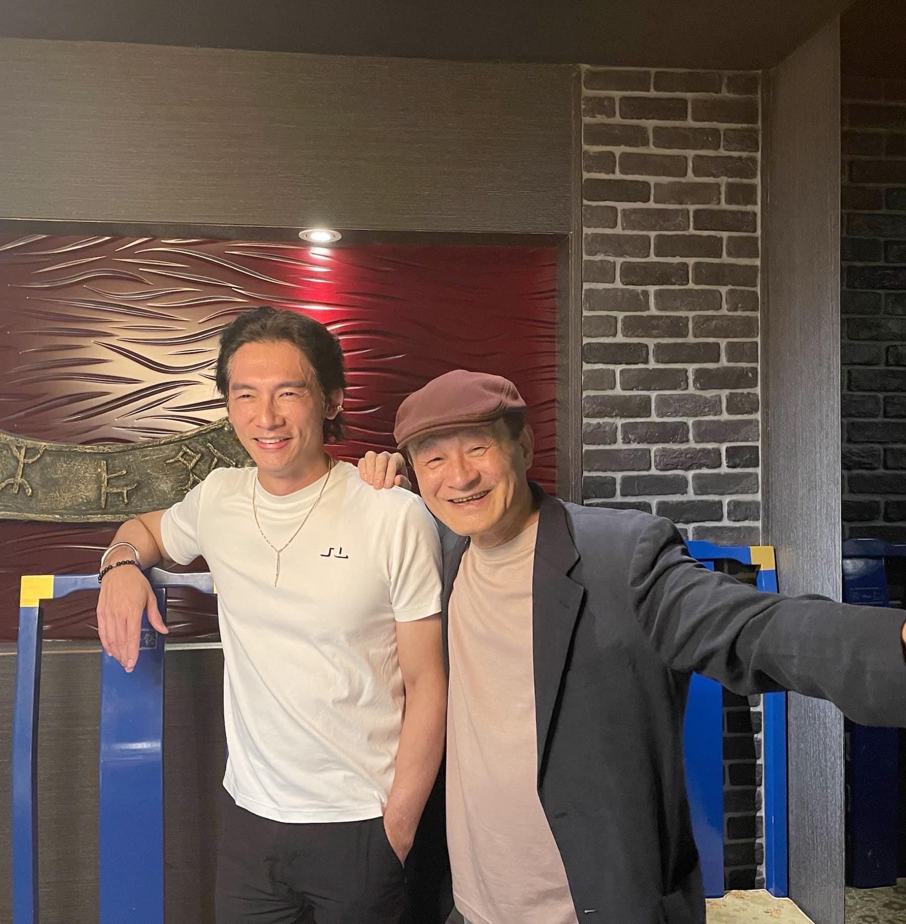 當單親爸25年！金馬男星「獲頒奧斯卡獎盃」　放大一看「真相超暖」：她們送的