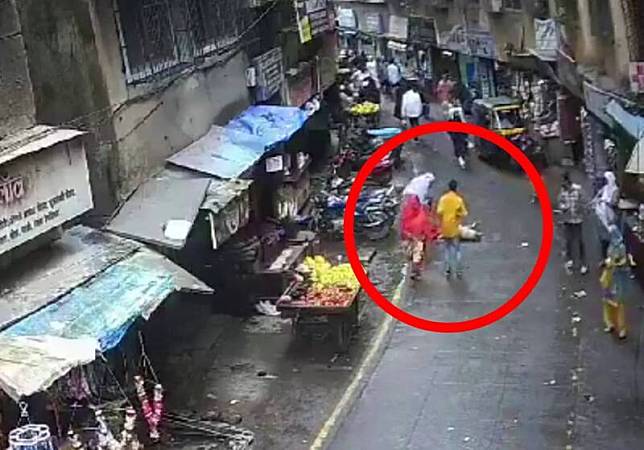 太驚悚！母女路過大樓「突天降黃金獵犬」　4歲女童「被砸中」畫面遭瘋傳：飼主回應了