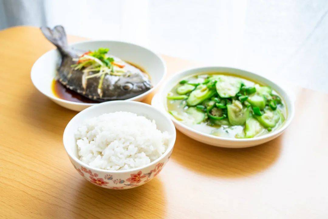 女友來我家做客！我媽大方送她「一個手鐲」，飯後女友回家就和我鬧分手