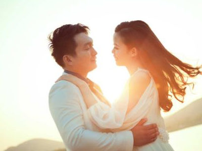 女友來我家做客！我媽大方送她「一個手鐲」，飯後女友回家就和我鬧分手