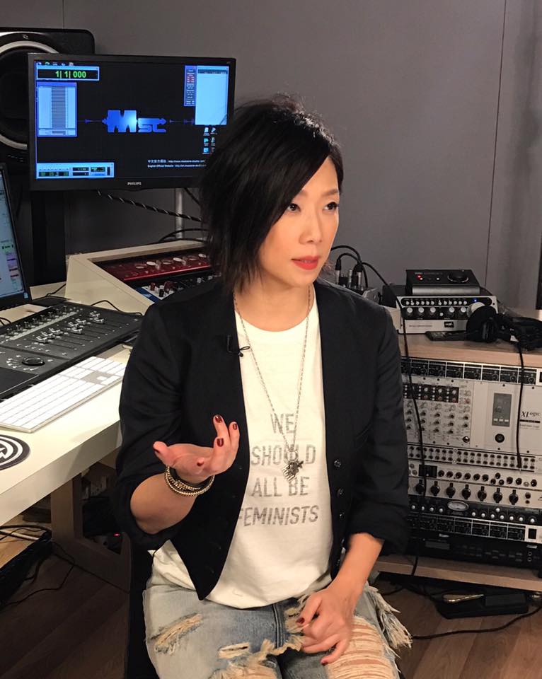 離婚後不談婚姻！林憶蓮落淚曝「深夜送走摯愛」　工作結束潰堤：「滿滿的痛跟愛...」