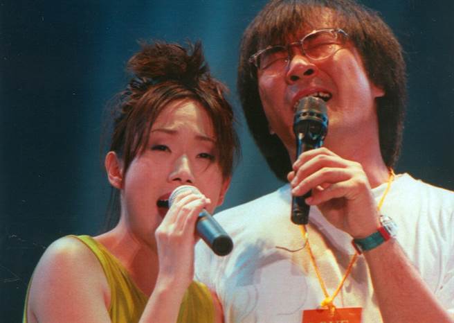 離婚後不談婚姻！林憶蓮落淚曝「深夜送走摯愛」　工作結束潰堤：「滿滿的痛跟愛...」