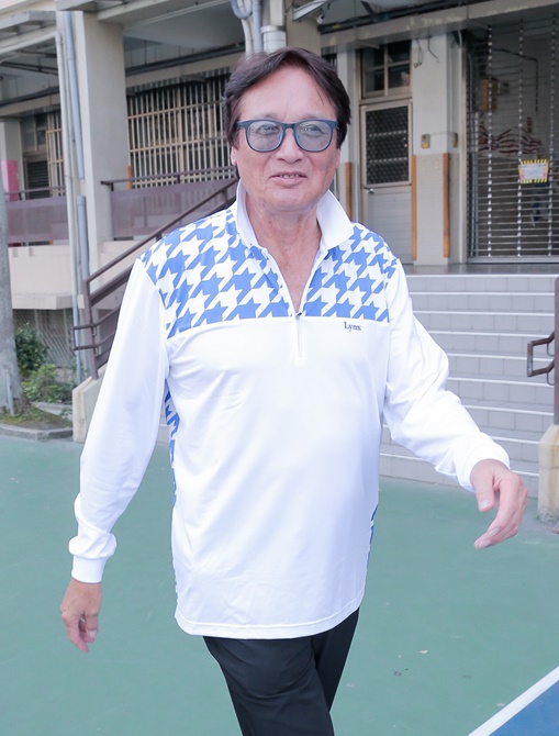 林青霞舊愛！資深男星梅開二度「娶小16歲助理」　消失30年滿頭白髮「街頭被捕獲」