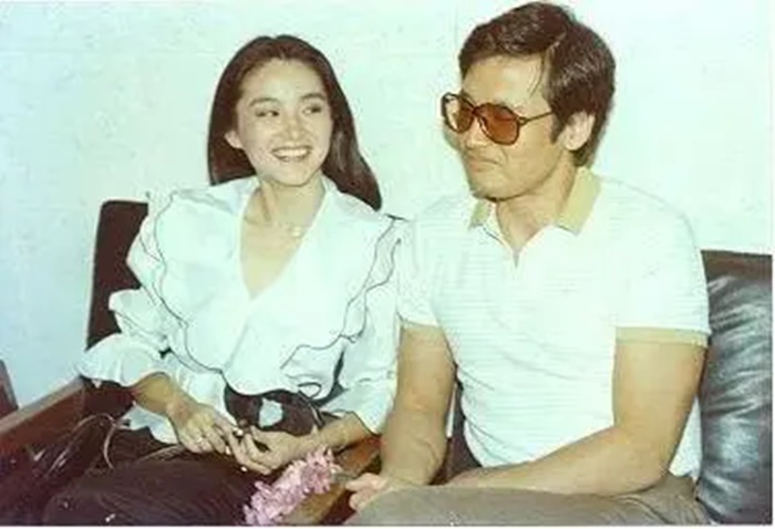 林青霞舊愛！資深男星梅開二度「娶小16歲助理」　消失30年滿頭白髮「街頭被捕獲」