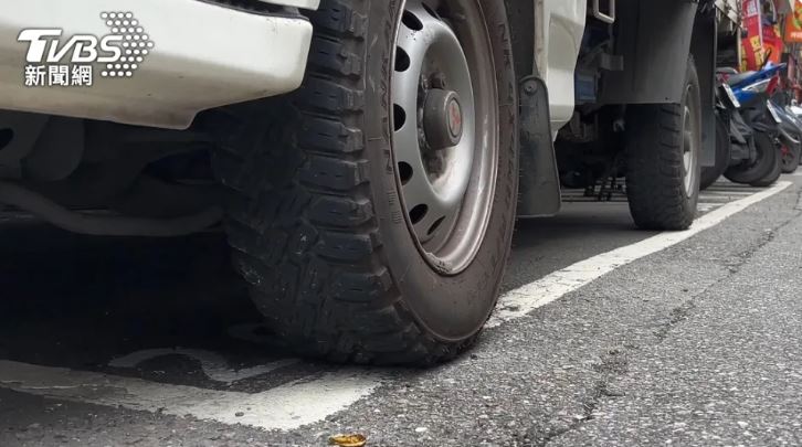 怎麼畫的？他中午牽車「驚見底下變機車格」見鬼了　收通知傻爆眼「網全勸快檢查1處」