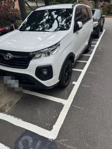 怎麼畫的？他中午牽車「驚見底下變機車格」見鬼了　收通知傻爆眼「網全勸快檢查1處」