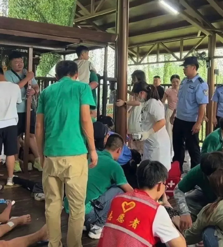 知名遊樂園「釀1死60傷」！目擊民眾嚇壞：「遊客從空中墜落...」
