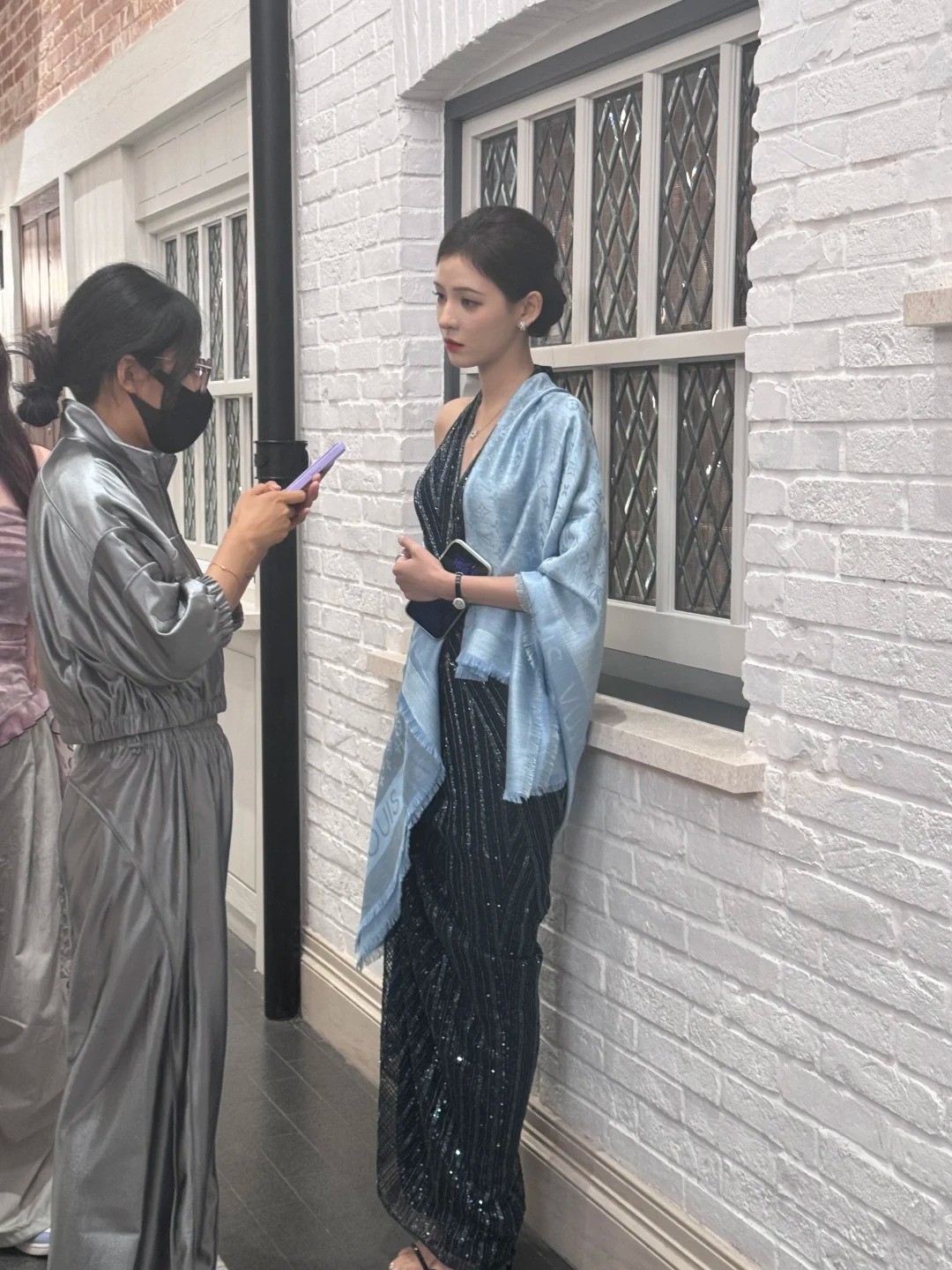 貴氣逼人！出門買水「巧遇168cm氣質美女」正翻　細看驚覺是「超強戲劇女星」