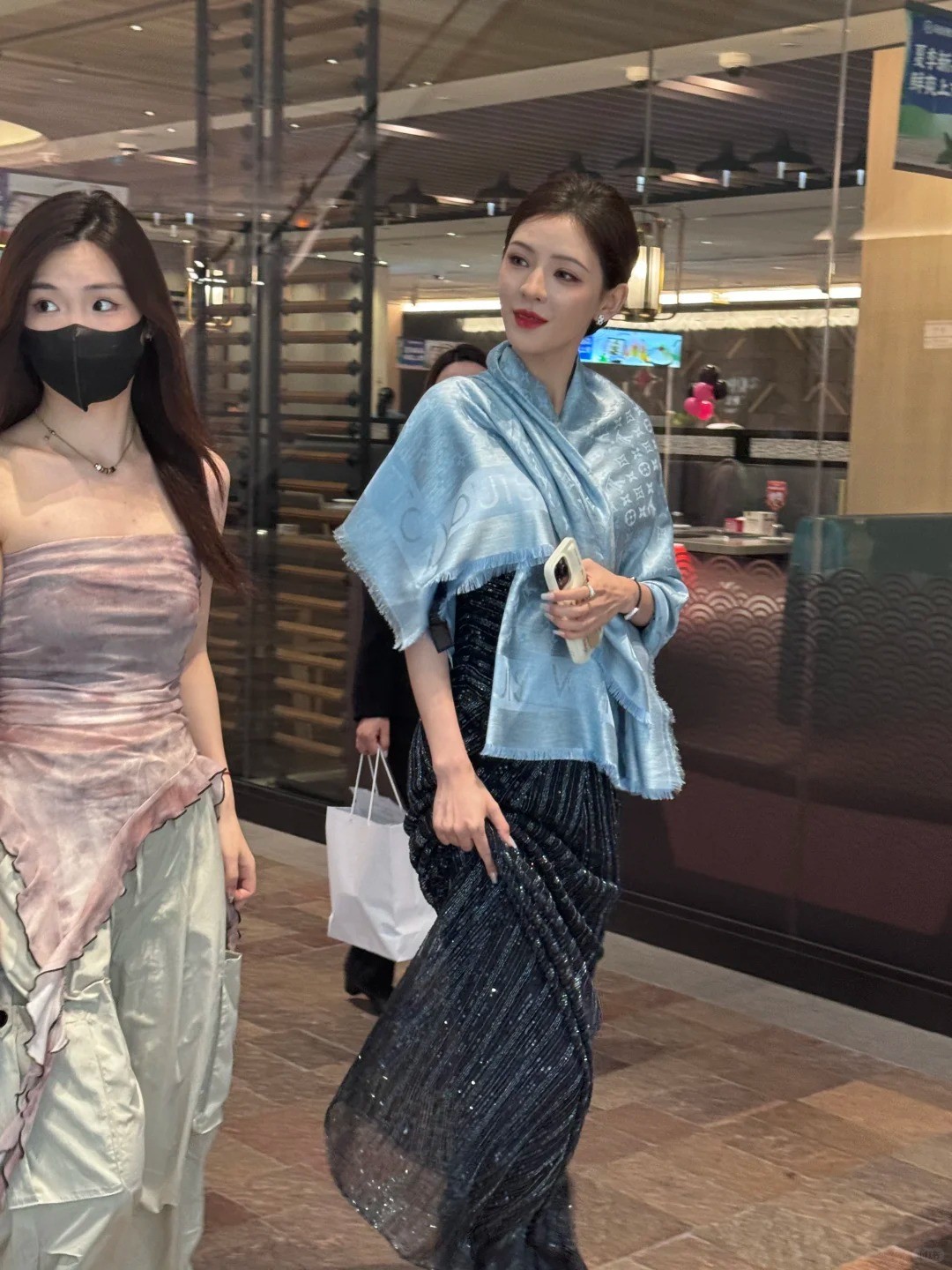 貴氣逼人！出門買水「巧遇168cm氣質美女」正翻　細看驚覺是「超強戲劇女星」