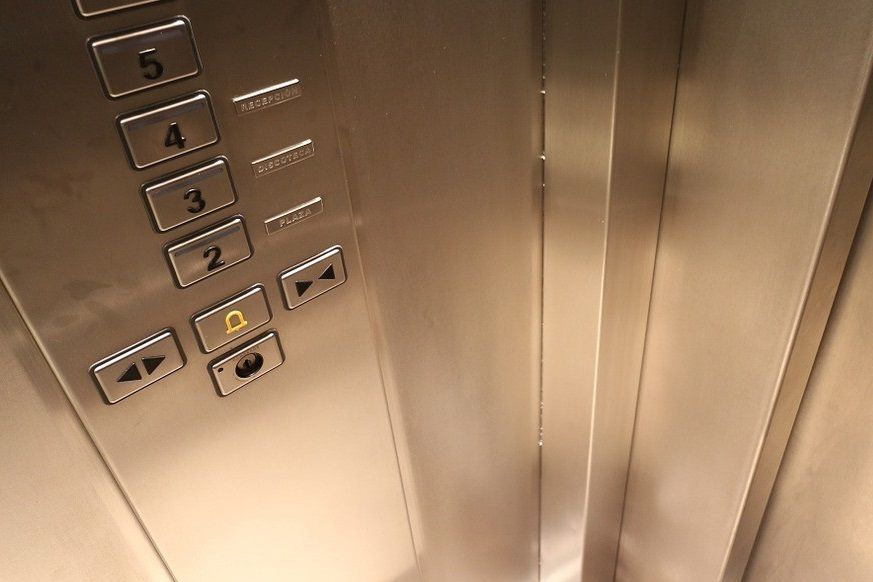 電梯飄來尿味！他好心勸導「養狗住戶」情況未改善　一調監視器「對象令人瞠目結舌」