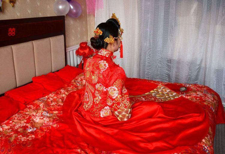 女兒出嫁3年不回門！老母親擔心「獨自一人去探望」，進門後一看：我打死都不走了