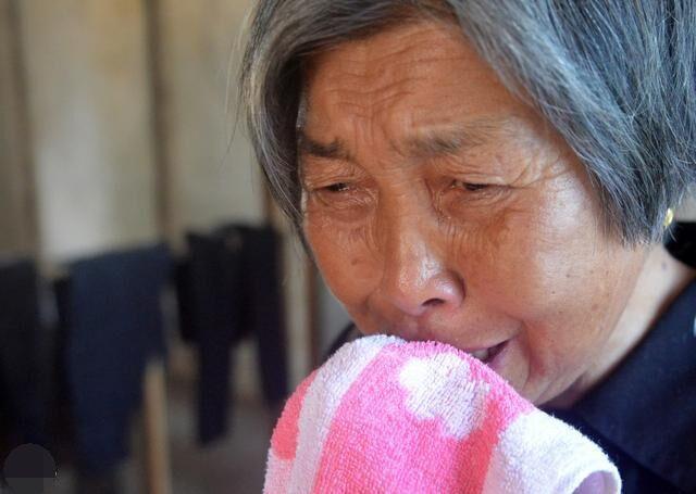 女兒出嫁3年不回門！老母親擔心「獨自一人去探望」，進門後一看：我打死都不走了